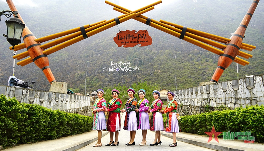 Phụ nữ vùng cao Mèo Vạc xúng xính váy áo mừng ngày Phụ nữ Việt Nam 20-10